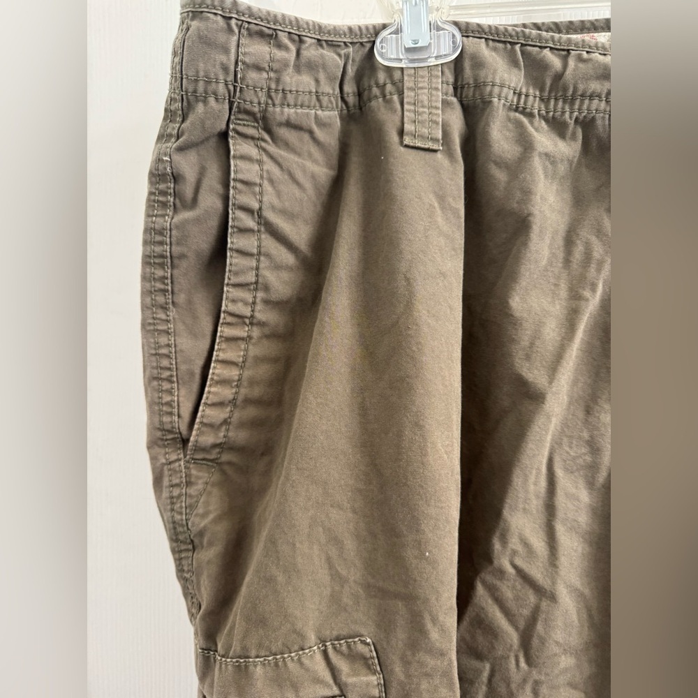 Dockers Men's relaxed fit Cargo Shorts in Brown - Picture 3 of 11